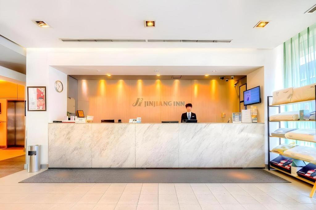 锦江之星哈尔滨群力麦德龙机场巴士店酒店 外观 照片
